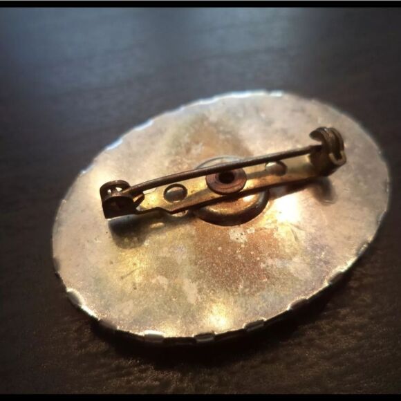 VINTAGE VICTORIAN SCENE CAMEO 1 5/8" BROOCH - Picture 2 of 2